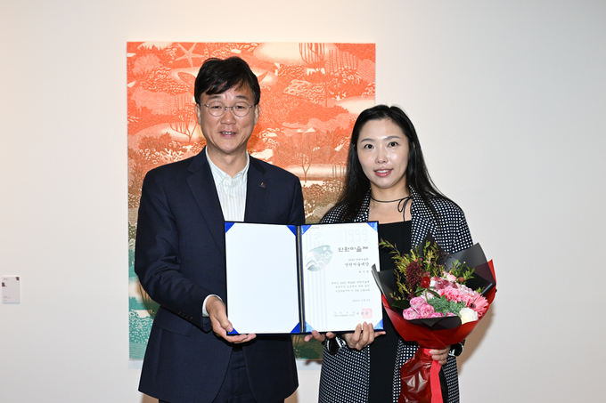 이민근 안산시장(왼쪽)이 단원미술제에서 대상을 수상한 최지현 작가에게 상장을 수여하고 기념촬영을 하고 있다.ⓒ안산시 제공