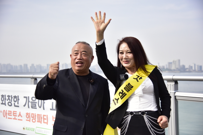 이철민회장과 로즈킴이 인터뷰를 하며 화잇팅을 하고 있다. ⓒ 우리일보 db
