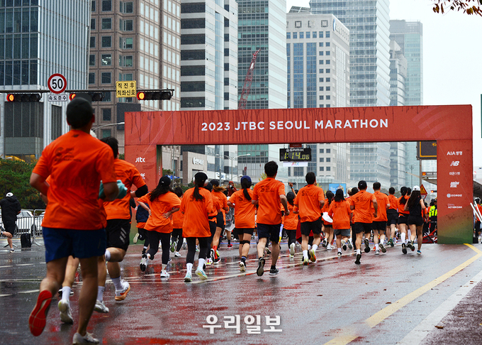  여의도 공원 결승선 골인 지점 10키로 완주 달성 하는 모습.ⓒ 최은준 기자 