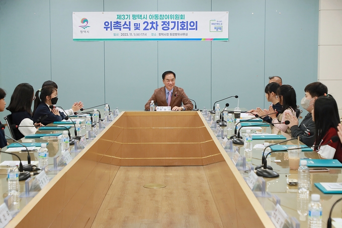정장선 평택시장이 ‘제3기 평택시 아동참여위원회 위촉식 및 2023년 2차 정기회의’를 개최하고 있다. ⓒ 평택시 제공