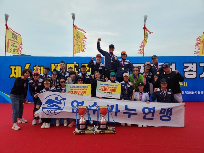 연수카누연맹이, "제4회 백마강배 전국 용선경기 대회"에서 연수카누연맹 선수들이 우승 확정 후 기념촬영을 하고 있다. ⓒ 우리일보db
