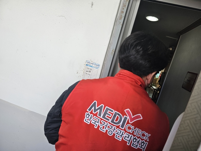 한국건강관리협회 인천광역시지부가 인천숭의종합사회복지관과 연계해 따뜻한 나눔 실천을 위한 사랑의 반찬배달 봉사활동을 진행하고 있다.ⓒ한국건강관리협회 인천광역시지부 제공