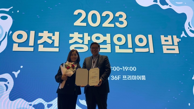 창업보육센터 입주기업인 이창하 ㈜셀로테크닉 대표(왼쪽)와 박귀열 한국폴리텍Ⅱ대학 산학협력단장이 수상 후 기념 촬영을 하고 있다.ⓒ한국폴리텍대학 인천캠퍼스 제공
