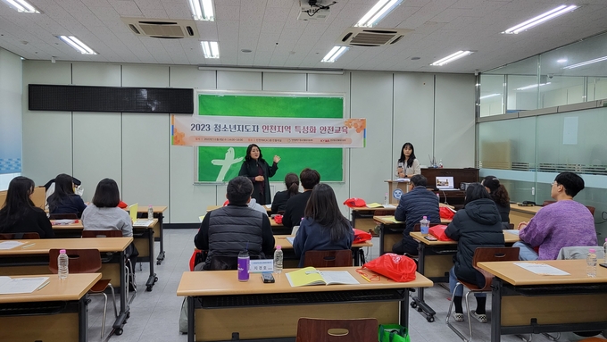 인천시청소년활동진흥센터가 인천 관내 청소년유관 기관(9곳) 소속 청소년지도자를 20명을 대상으로 한국청소년활동진흥원과 공동주관해 올해 청소년지도자 인천지역 특성화 안전교육을 진행하고 있다.ⓒ인천시청소년활동진흥센터 제공