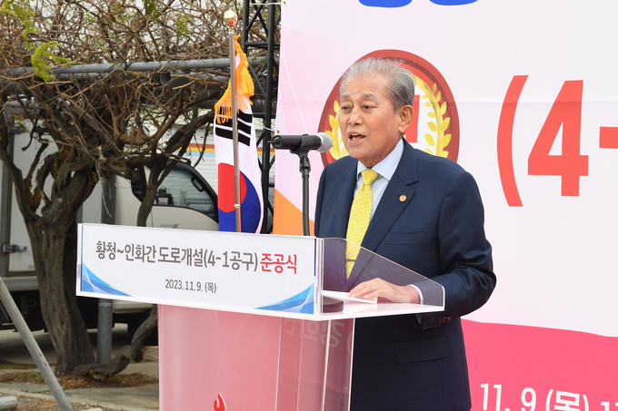 유천호 강화군수가 황청-인화간 해안도로 4-1공구 준공식에 인사말을 하고 있다. ⓒ 강화군 제공