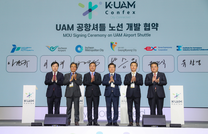 9일 파라다이스시티 호텔에서 열린 "UAM 공항셔틀 노선 개발 업무협약" 체결식에서 인천국제공항공사 이학재 사장(사진 왼쪽에서 두 번째)이 업무협약을 체결한 후 참석자들과 기념촬영을 하고 있다. ⓒ 인천국제공항공사 제공