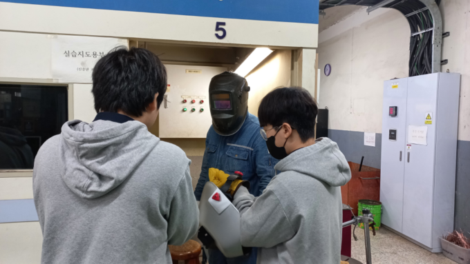 한국폴리텍대학 남인천캠퍼스 특수용접과 생활 스텐리스를 이용한 받침대 만들기 프로그램 진행 모습.(자료=한국폴리텍대학 남인천캠퍼스)