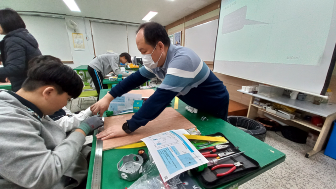 한국폴리텍대학 남인천캠퍼스 스마트전기과 휴대용 태양광 충전장치 만들기 진행 모습.(자료=한국폴리텍대학 남인천캠퍼스)