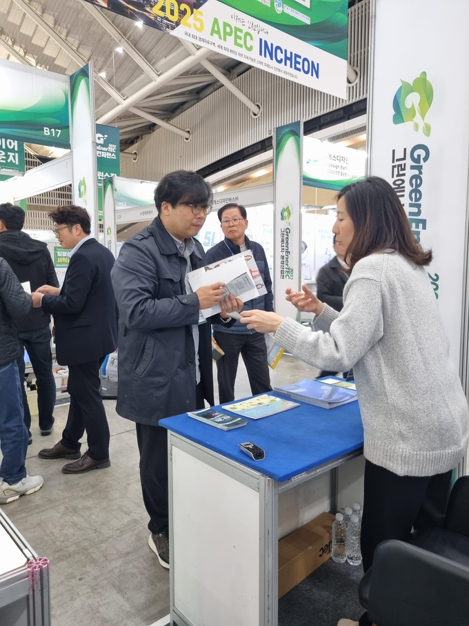 인천TP 반도체융합산업센터 담당자가 ‘2023 그린이너텍’에 방문한 기업관계자를 대상으로 지원사업을 설명하고 있다. ⓒ 인천테크로파크 제공