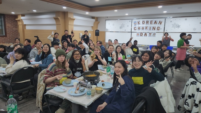 대한외국인지원센터가 국제청소년연합 인천센터에서 외국인을 위한 쿠킹데이를 진행했다.ⓒ대한외국인지원센터 제공