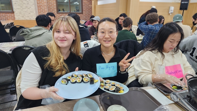 대한외국인지원센터가 국제청소년연합 인천센터에서 외국인을 위한 쿠킹데이를 진행했다.ⓒ대한외국인지원센터 제공