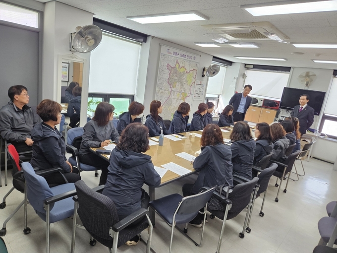 남동구청 교통행정과와 김석우 남동구도시관리공단 이사장이_교통행정 업무소통 간담회 실시하고 있다. ⓒ 남동구 제공
