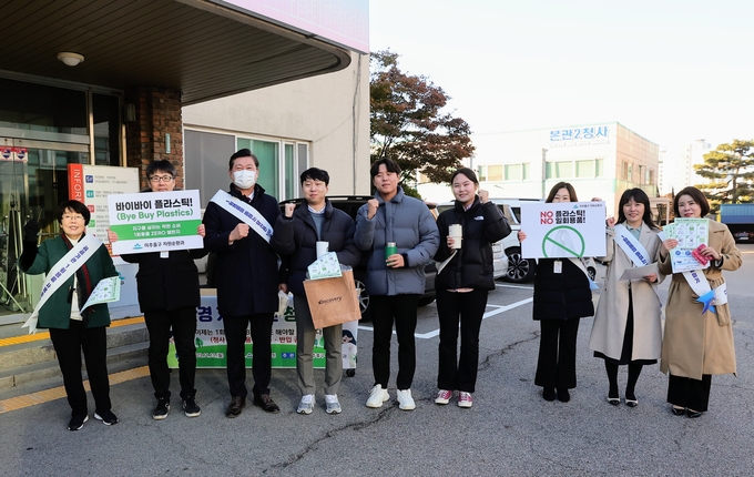 이영훈 구청장과 공무원들이 출근하는 공무원을 대상으로 1회용품 줄이기 캠페인을 벌이고 있다. ⓒ 미추홀구 제공