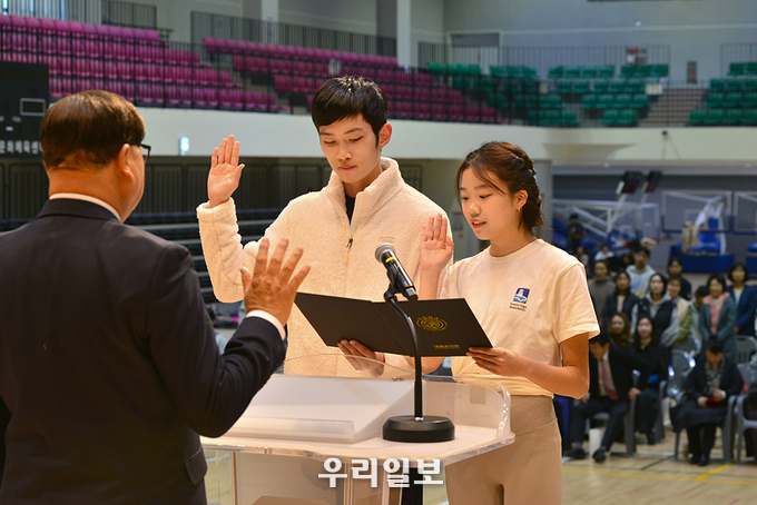 대한요가회가 주최한 전국요가 대회에 출전한 오정민, 정하은 선수대표가 공정한대회를 위해 선서를 하고있다.ⓒ 최은준 기자 