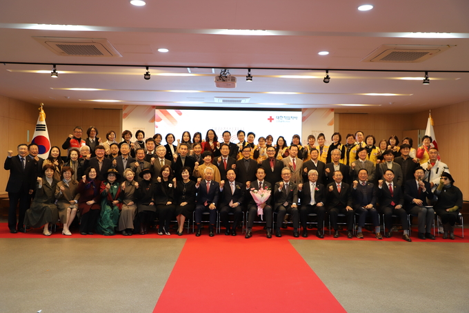 대한적십자사 창립 118주년 기념 2023년도 대한적십자사 인천시지사 연차대회 및 지사회장 이·취임식을 개최 후 기념촬영을 하고 있다. ⓒ 대한적십자사 인천지사 제공