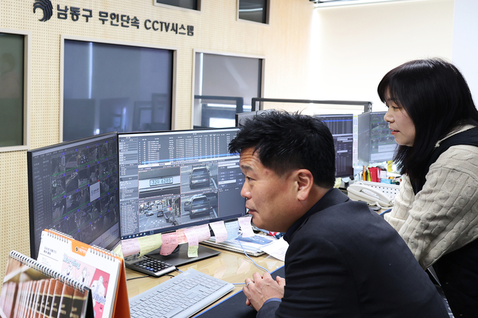 박종효 남동구청장이 수능대비 CCTV 동합관제소를 방문 교통지원 대책을 점검하고 있다. ⓒ 남동구 제공