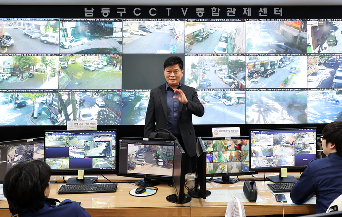 박종효 남동구청장이 수능대비 CCTV 동합관제소를 방문 교통지원 대책을 점검하고 있다. ⓒ 남동구 제공