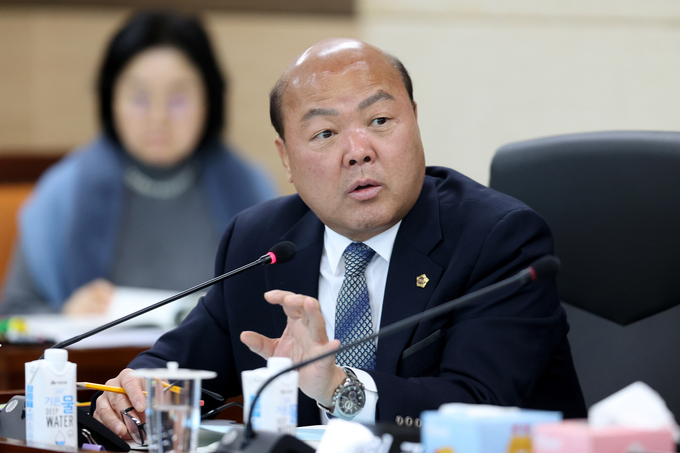 나상길의원이 산업경제위 행감에서 상수도본부에 대해 질의를 하고 있다. ⓒ 인천시의회 제공