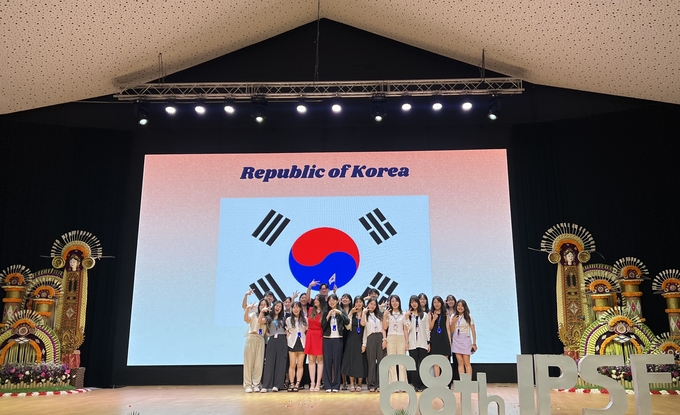 2023 국제약학대학생연합 세계총회 한국 대표단이 기념촬영을 하고 있다. ⓒ 인천관광공사 제공