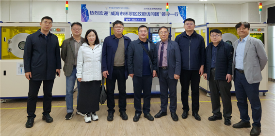 남인천폴리텍 스마트표면처리학과 관계자들과 중국 산동성 환취구 정부 국장 일행들이 기념촬영을 하고 있다.ⓒ한국폴리텍대학 남인천캠퍼스 제공