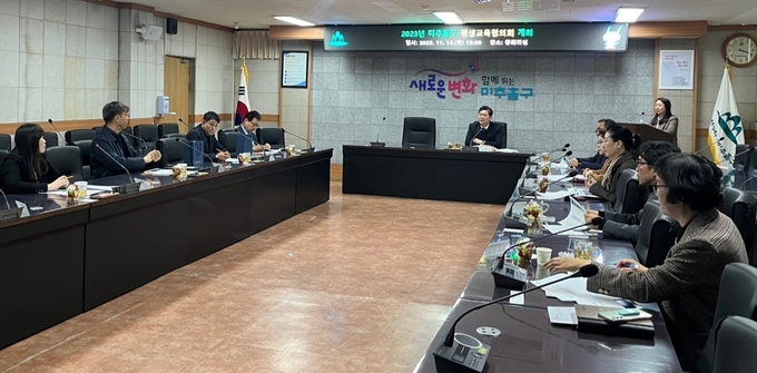 이영훈 구청장이 ‘2023년 온마을교육공동체 성과공유회’에 대해 설명하고 있다. ⓒ 미추홀구 제공