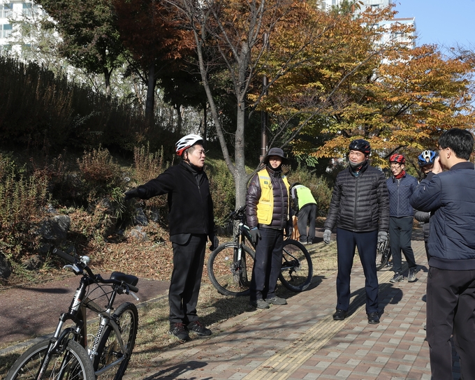 김정헌 구청장이 영종국제도시 자전거도로 현장점검에 나서고 있다. ⓒ 중구청 제공