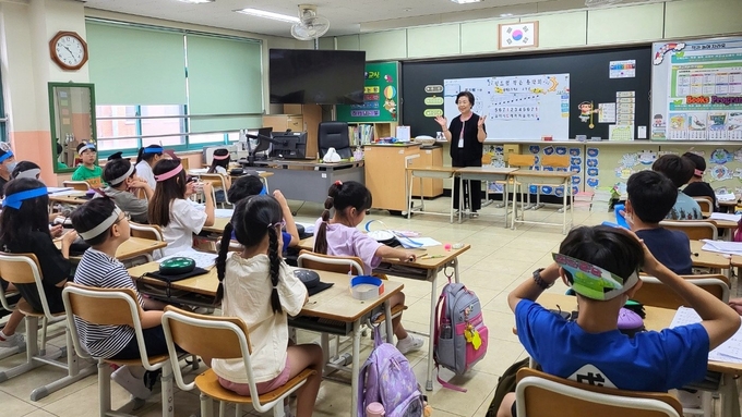 인천서구시설관리공단 검단노인복지관이 "노인일자리 교육시설학습지도사업"의 일환으로 지역 초등학교에 가족오락실 수업을 진행하고 있다. ⓒ 인천서구시설관리공단 제공