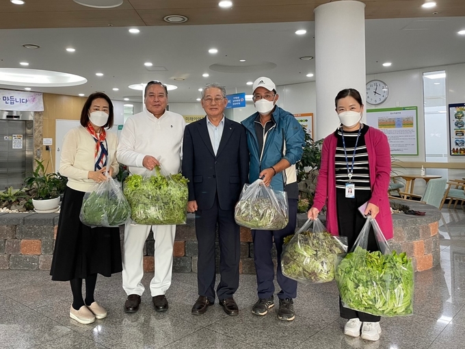 수도권매립지관리공사가 사회복지시설 등에 드림파크 양묘온실에서 키운 친환경 채소를 총 23차례 약 170kg 무상 지원했다. ⓒ 수도권매립지관리공사 제공