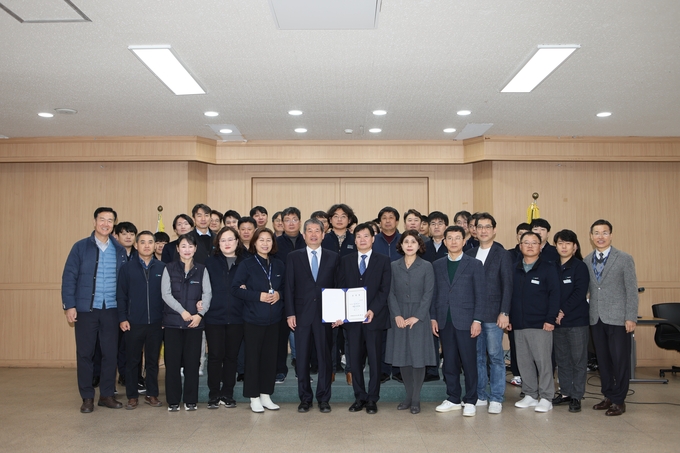김정범 신임 본부장이 임명장을 수여받고 직원들과 기념촬영을 하고 있다. ⓒ 인천환경공단 제공