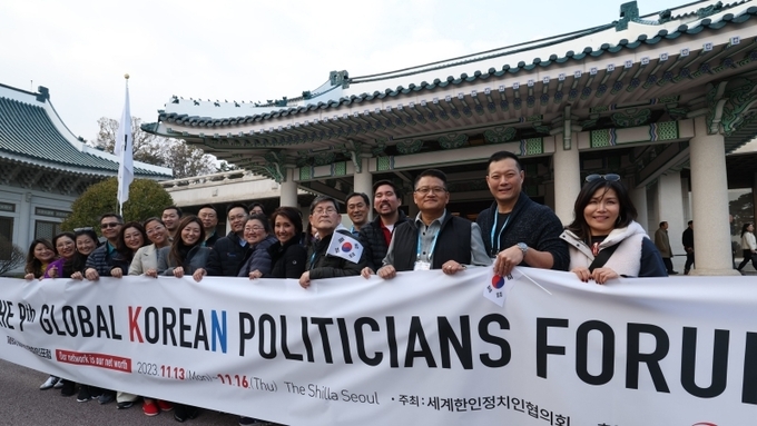 제9차세계한인정치인포럼_청와대를 방문한 참가자들이 기념촬영을 하고 있다. ⓒ 재외동포청 제공