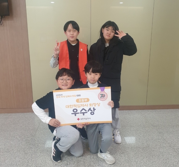 대적 인천시지사가 실시한 ‘전국 학생 심폐소생술 대회’에서 ‘장아·장서초등학교’가 우수상을 수상하고 있다.ⓒ 대적인천지사 제공