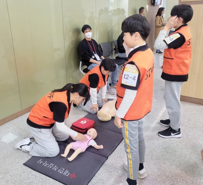 대적 인천시지사가 실시한 ‘전국 학생 심폐소생술 대회’에서 ‘장아·장서초등학교’가 심폐소생을 선 보이고 있다.ⓒ 대적인천지사 제공