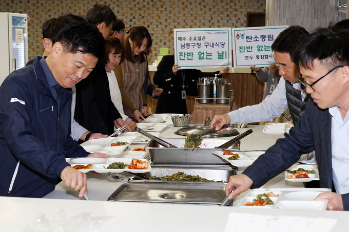 박종효 남동구청장이 구내식당을 찾아 식사를 하기위해 식판에 반찬을 담고 있다. ⓒ 남동구 제공