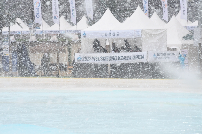 시흥시 거북섬에 첫눈이 내리는 가운데 세계 최대의 서핑 축제에 참가한 11개국 서퍼들이 서핑을 즐기고 있다.ⓒ시흥시 제공