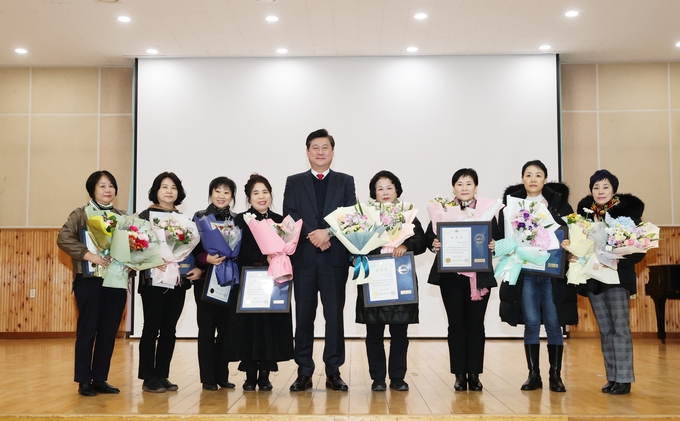 이영훈인천미추홀구청장(가운데)이 노인 맞춤 돌봄서비스 수행기관 우수종사자에게 표창을 수여하고 기념촬영을 하고 있다.ⓒ인천미추홀구청 제공