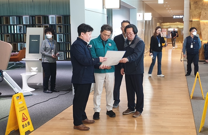 17일 인천국제공항공사 이학재 사장(사진 가운데 왼쪽에서 두 번째)이 인천공항 제2여객터미널 내 빈대 특별방제작업 현장을 찾아 관계자로부터 브리핑을 받으며 현장상황을 점검하고 있다. ⓒ 인천국제공항공사 제공