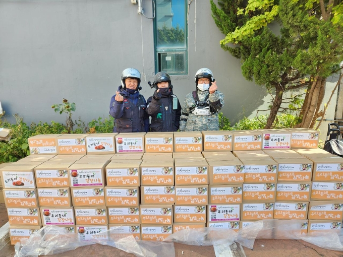 라이더유니온 인천지회가 “2023 인천사람연대 김장나눔”에 김장배달봉사를 하고 있다. ⓒ 라이더유니온 인천지회 제공