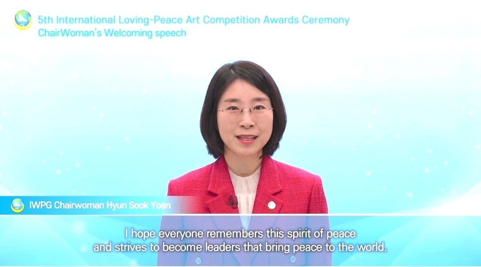 윤현숙 ㈔세계여성평화그룹(IWPG) 대표가 18일 진행된 제5회 평화사랑 그림그리기 국제대회 본선 시상식에서 인사말을 하고 있다.ⓒIWPG 제공
