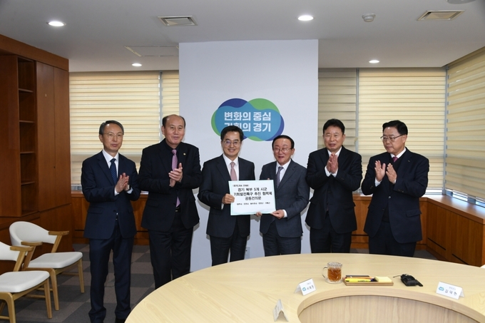 박형덕 동두천시장과 경기 북부 5개 시․군 단체장,이 김동연 경기도지사에게 기회발전특구 지정 공동 건의문 경기도에 전달하고 있다. ⓒ 동두천시 제공