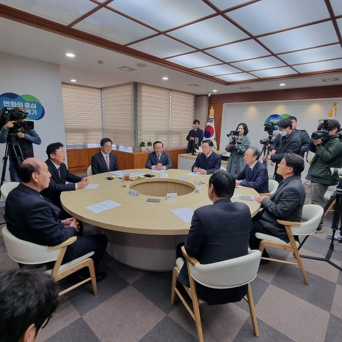박형덕 동두천시장과 경기 북부 5개 시․군 단체장,이 김동연 경기도지사에게 기회발전특구 지정 환담을 가지고 있다. ⓒ 동두천시 제공