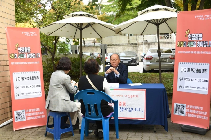 박형덕 시장이 시민의 소리에 담을 하고 있다. ⓒ 동두천시 제공