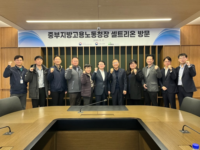 민길수 중부지방고용노동청장(왼쪽에서 여섯번째)이 ㈜셀트리온를 방문해 사내하청 다수 사용 사업장의 안전관리 이행 실태를 점검하고 기념촬영을 하고 있다.ⓒ중부지방고용노동청 제공