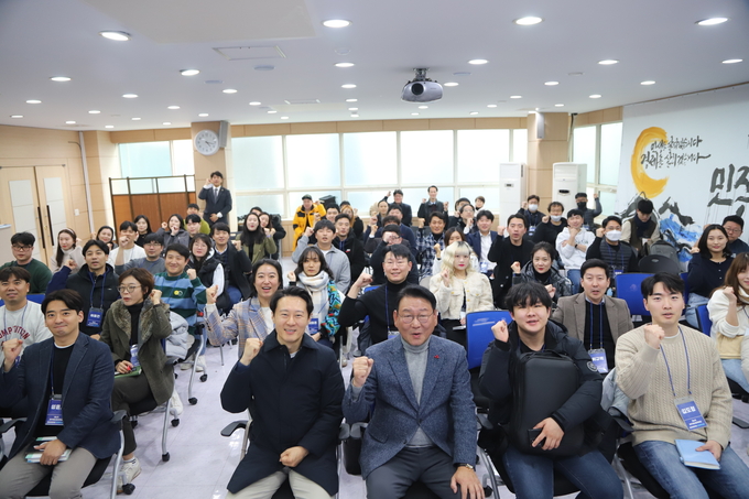 더불어민주당 인천시당 제3기 민주청년정치학교 개강식후 기념촬영 모습.ⓒ더불어민주당 인천시당 제공