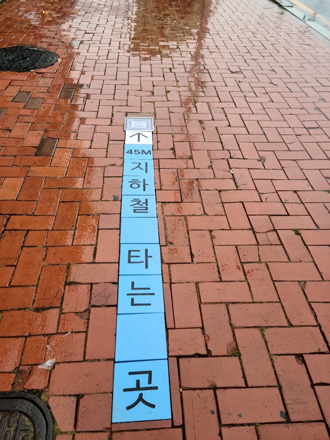 인천교통공사 지하철 환승길 안내표지판을 주요 버스정류장에 설치했다. ⓒ 인천교통공사 제공 