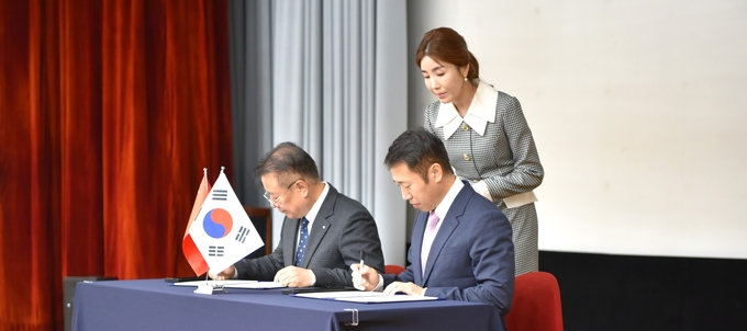 박인서 인천상의 부회장이-김헌 랴오닝성민주건국회기업위원회 주임이 업무협약 체결을 하고 있다 ⓒ 상공회의소 제공