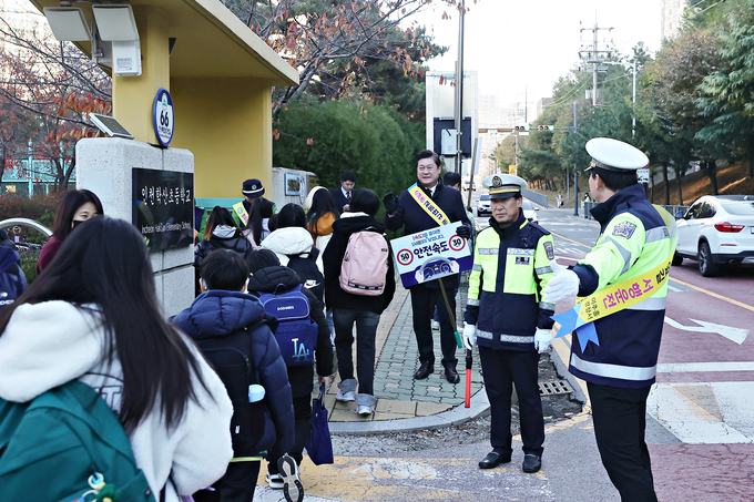 이영훈 미추홀구청장이 학산초교 앞에서 구청직원 미추홀경찰서 모범택시운전자회,녹색어머니회와 교통안전 캠페인을 펼치고 있다. ⓒ 미추홀구 제공