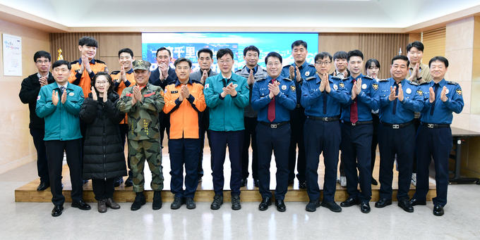 안산시가 관내 경찰과 소방당국이 함께 참여하는 일사천리 회의를 진행하고 기념촬영을 하고 있다.ⓒ안산시 제공