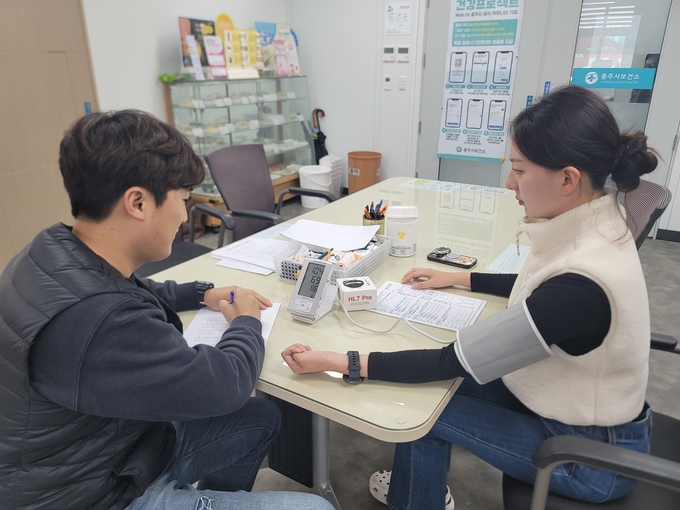 충주시 보건소 모바일 헬스케어 진행모습.ⓒ충주시 제공