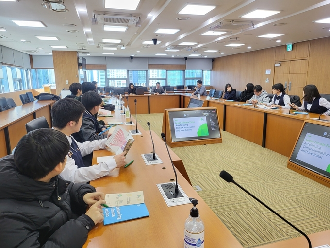 인천광역시교육청, AI교육도시 학생 학술연구팀-GCF 국제 기후위기 전문가 간담회를 개최하고 있다. ⓒ 인천시교육청 제공