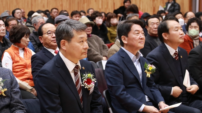 김유곤 시의원이 안철수 의원 초청 특별 강연회를 가지고 있다. ⓒ 인천시의회 제공